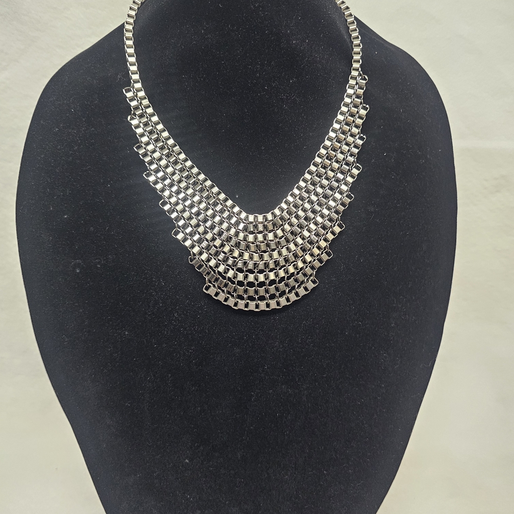 Lake Shore Drive Elegant Silver Chain-like Statement Necklace